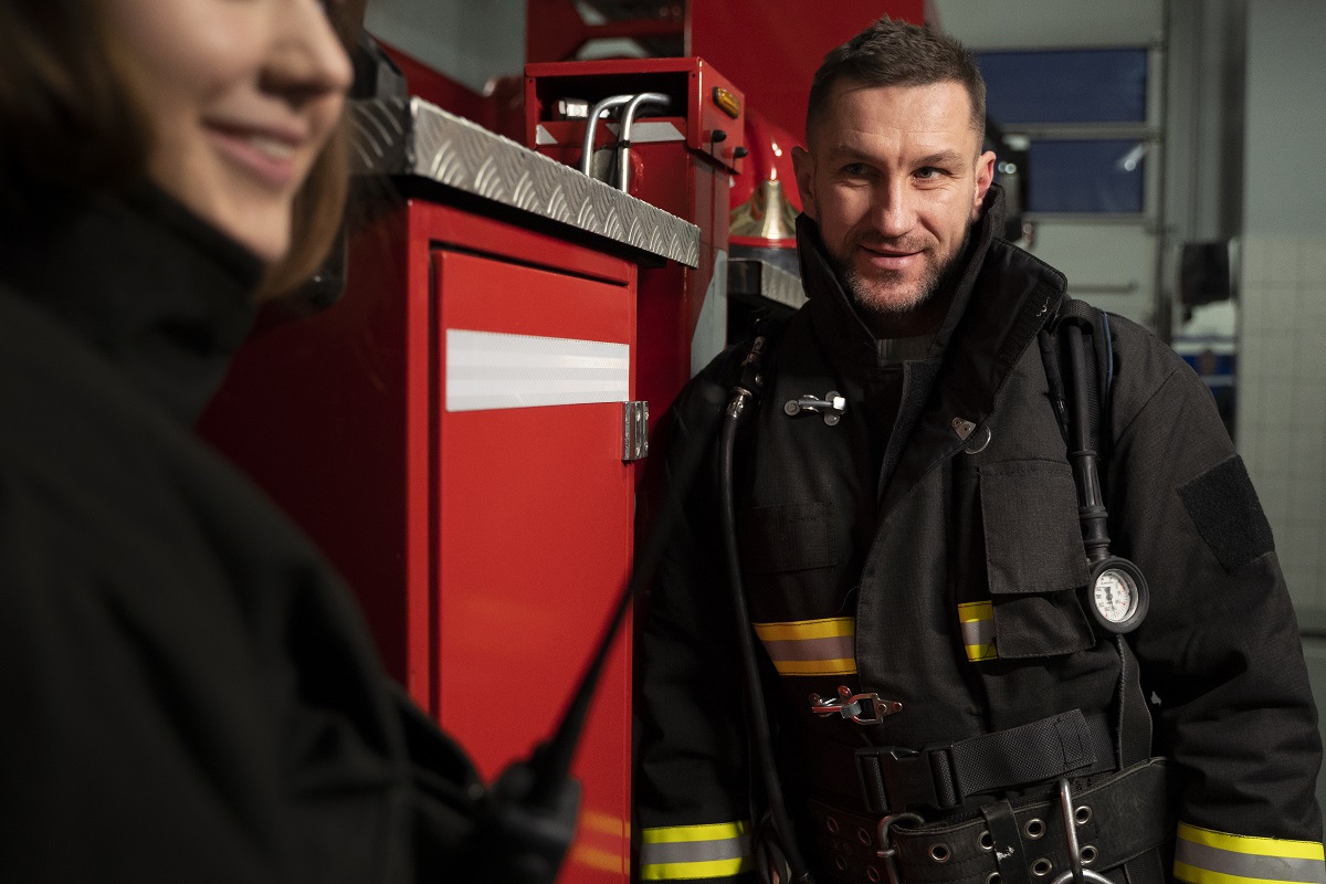 Bombeiros averiguando AVCB em dia