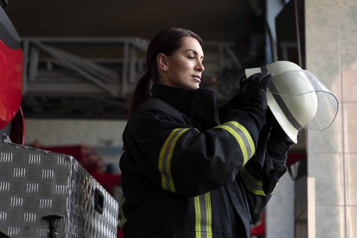 Bombeira vestindo seu equipamento de proteção